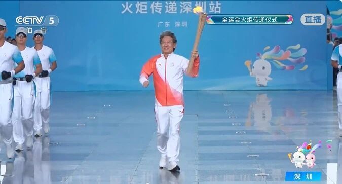 广东省委书记黄坤明点燃火炬，交给薛其坤，颜宁、刘虹等担任火炬手