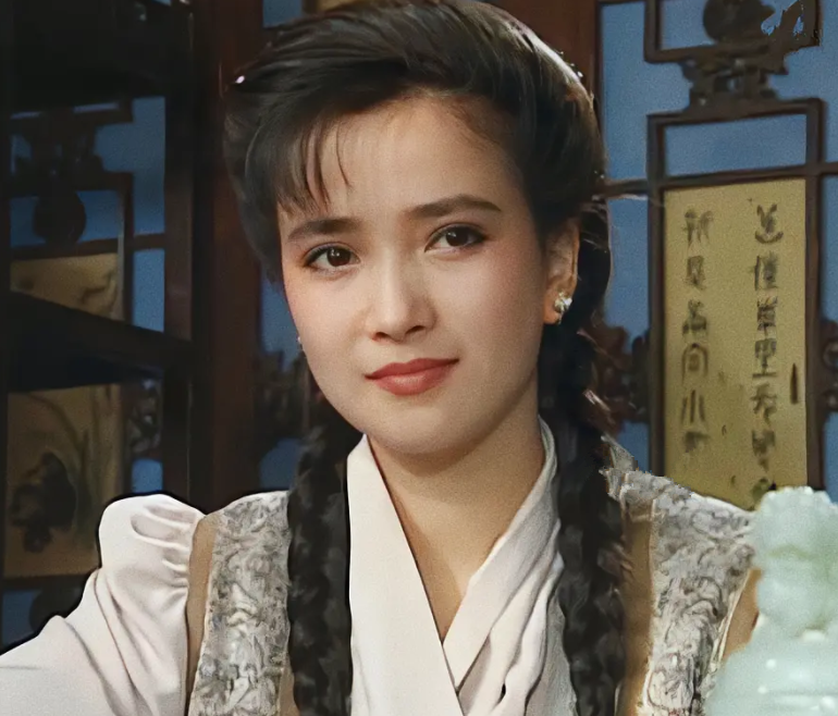 何晴儿子中戏毕业！22岁高大帅气，许亚军携4婚妻子参加毕业礼-何晴和许亚军