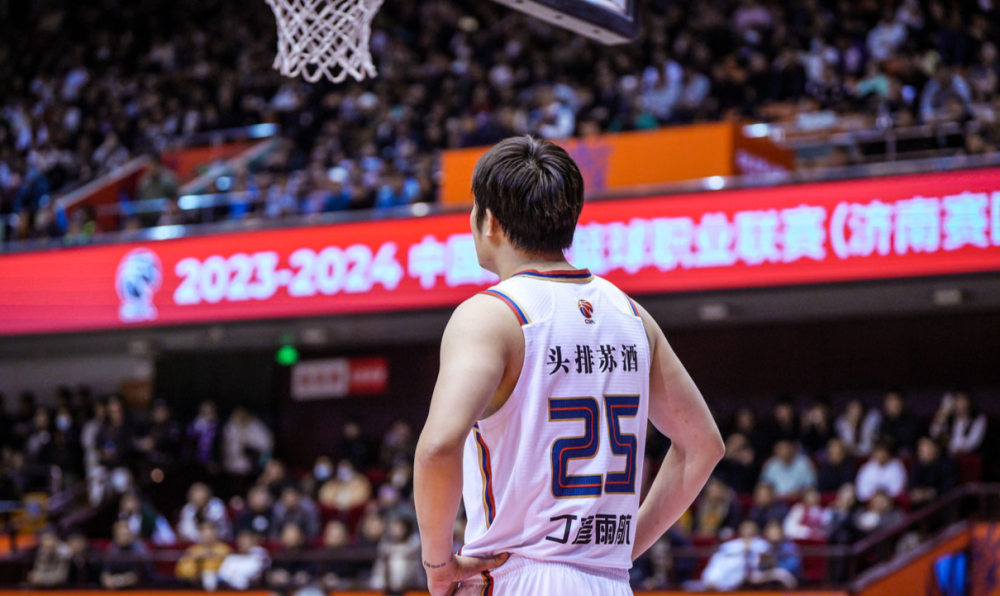 失踪人口现身!丁彦雨航和易建联会面 下赛季还能打cba吗?_腾讯新闻