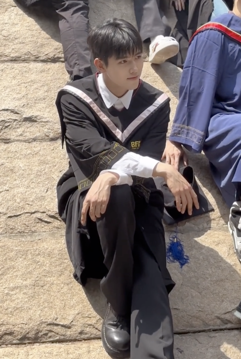 陈飞宇和同学们站在一起,形象气质十分突出.