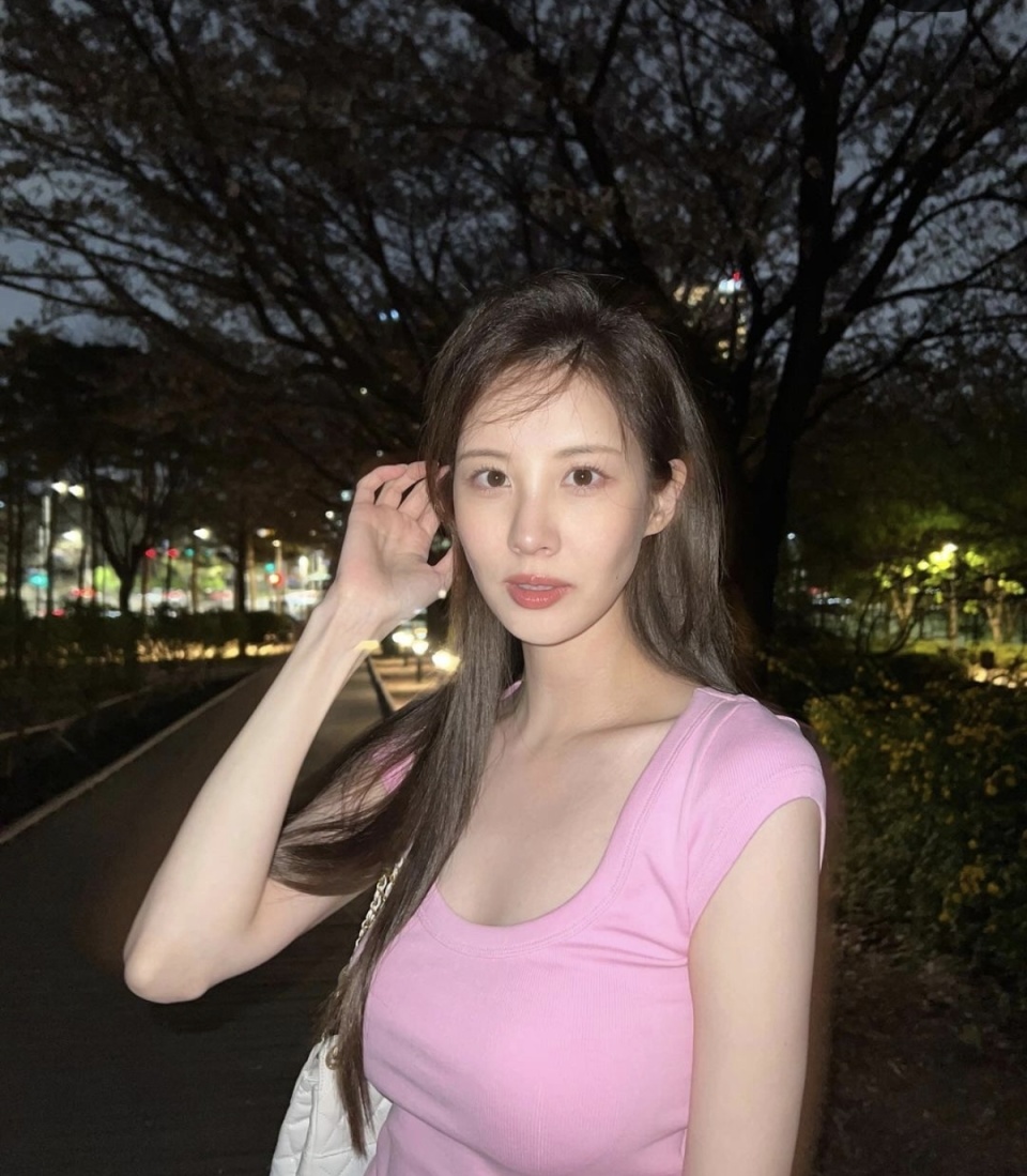 徐贤樱花树下自拍自然性感魅力十足