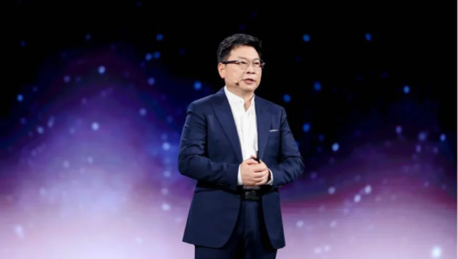 余承东，不愿放弃舞台中央