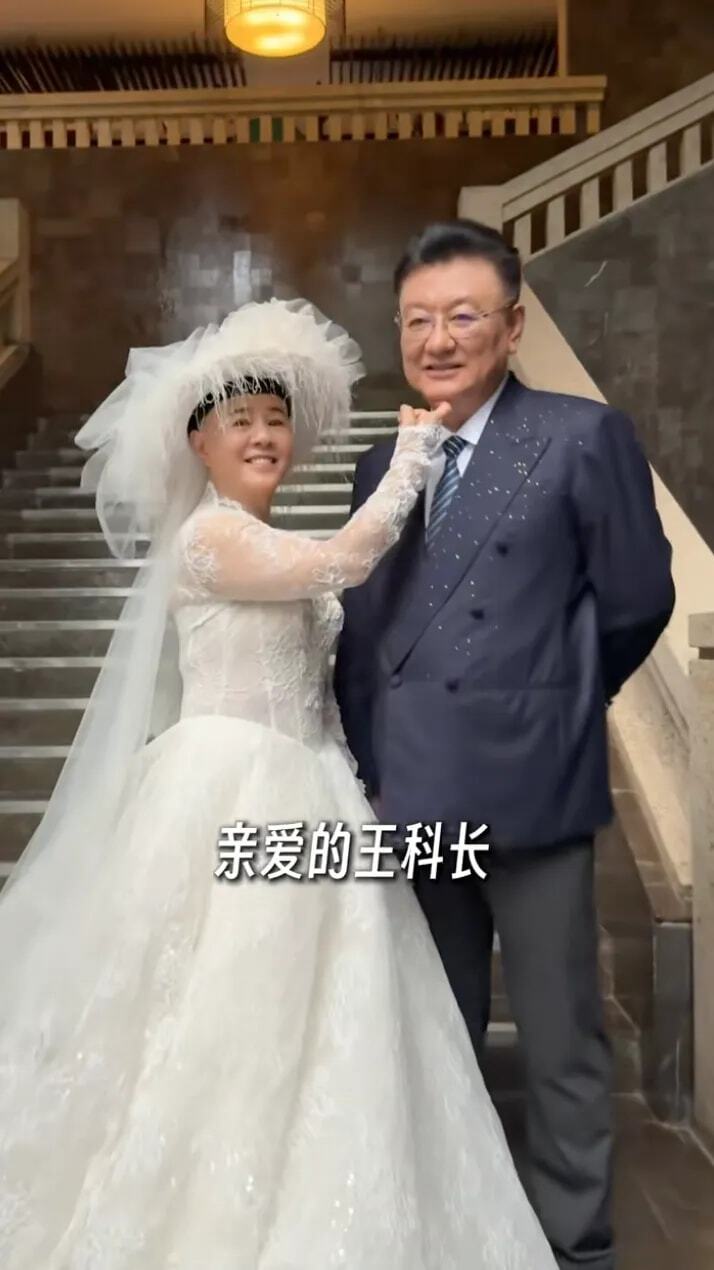 60岁金龟子生日当天晒出38年首组婚纱照，前央视主播王宁罕见出镜，校园初恋修成正果网友看哭_腾讯新闻
