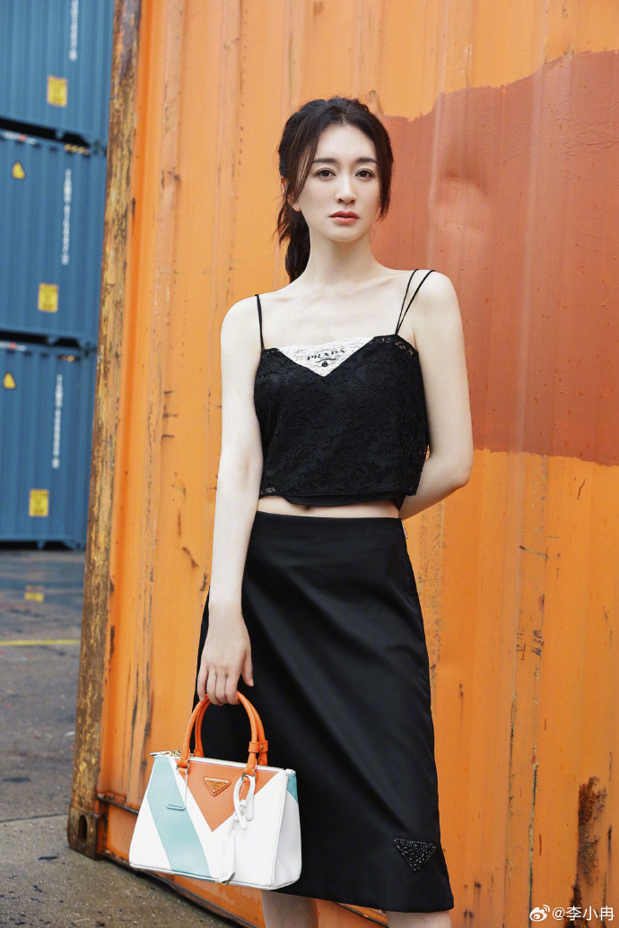 47岁李小冉晒旅行美照容貌身材零瑕疵状态不输小年轻