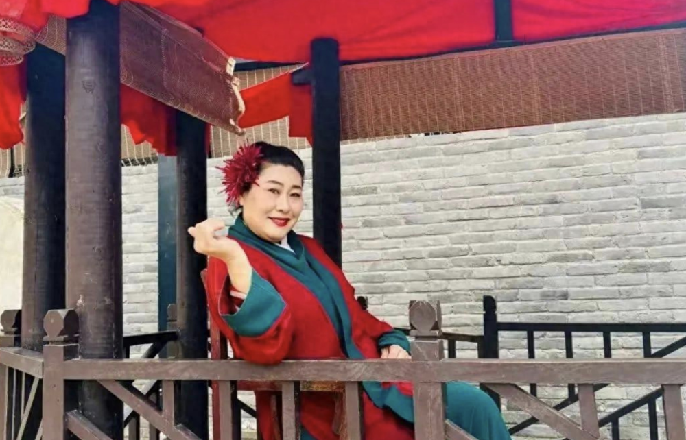 "开封王婆"爆火,一己之力带火整个景区,不愧是相声大师儿媳!_腾讯新闻