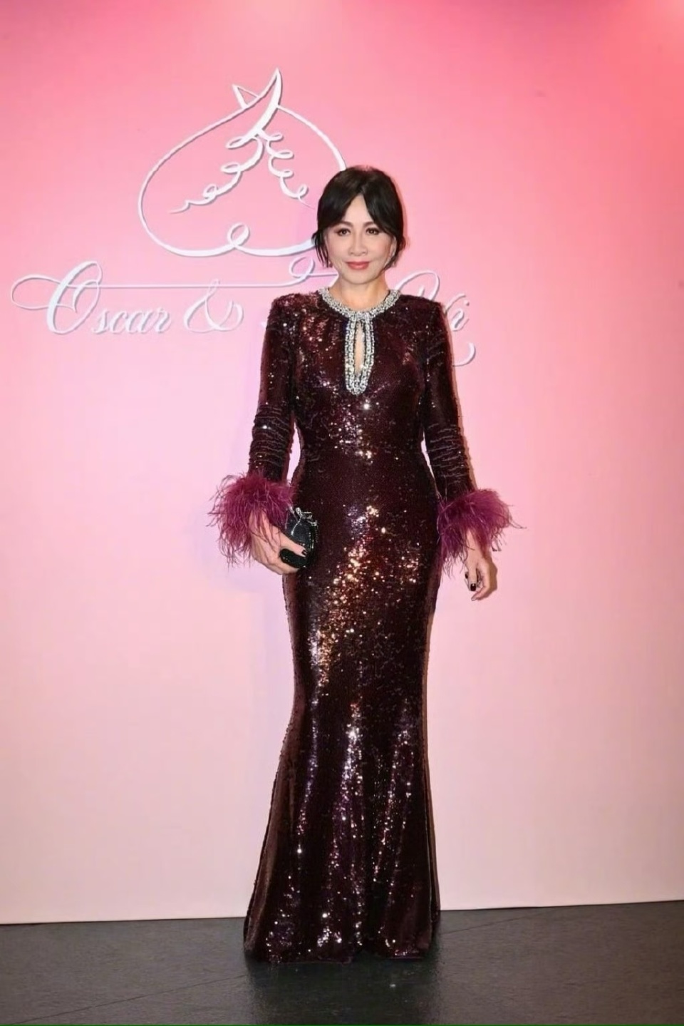 刘嘉玲当晚身穿枣红色晚礼服现身,紧致的服装将其好身材完美呈现出来