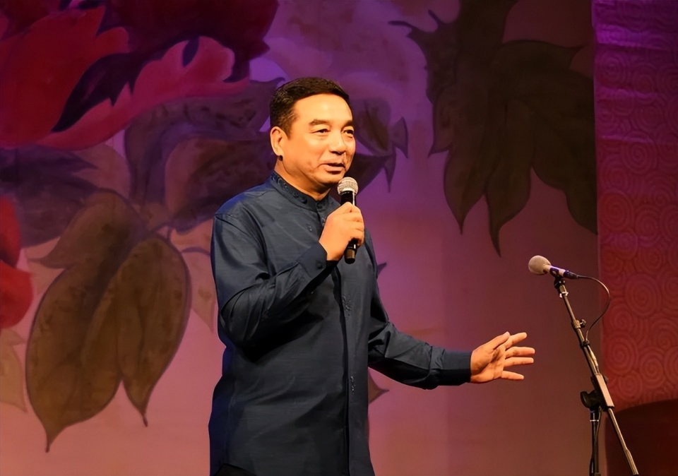 不久,纲丝博主潘某联系了相声演员赵小林先生的徒弟何某,希望能去采访