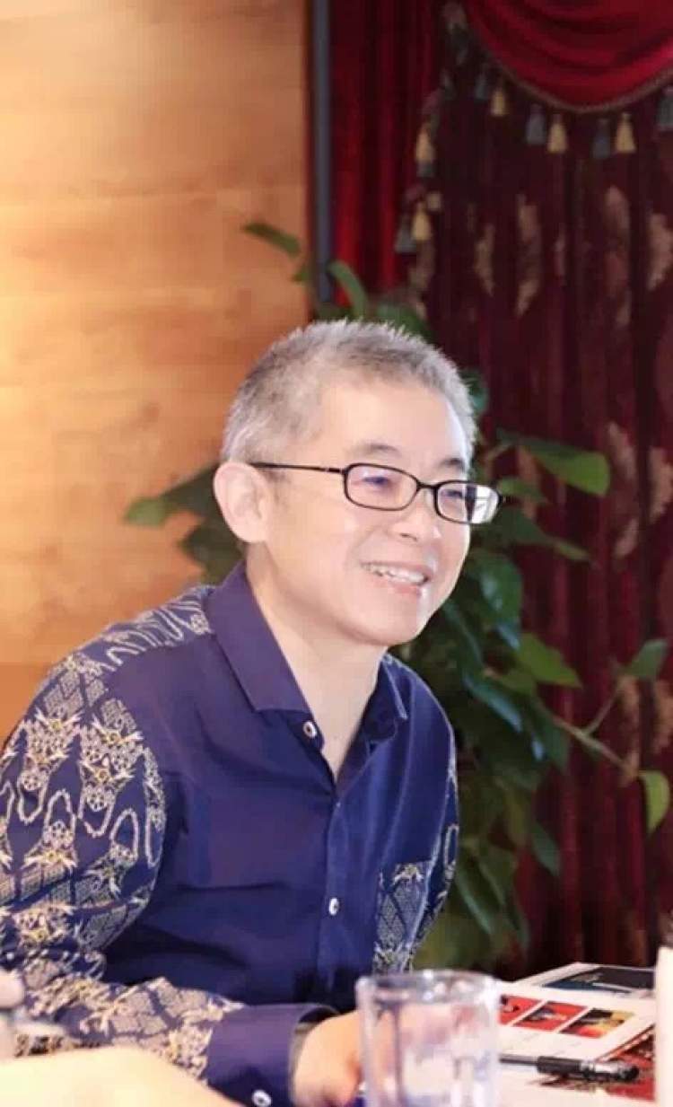 朝阳唤醒城市,梧桐连成绿荫,在时尚而不失怀旧感的mv中,简平看到了他