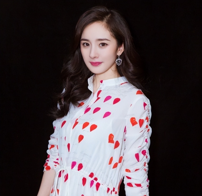 杨幂金色旗袍路透大长腿太吸睛又走在了时尚前沿