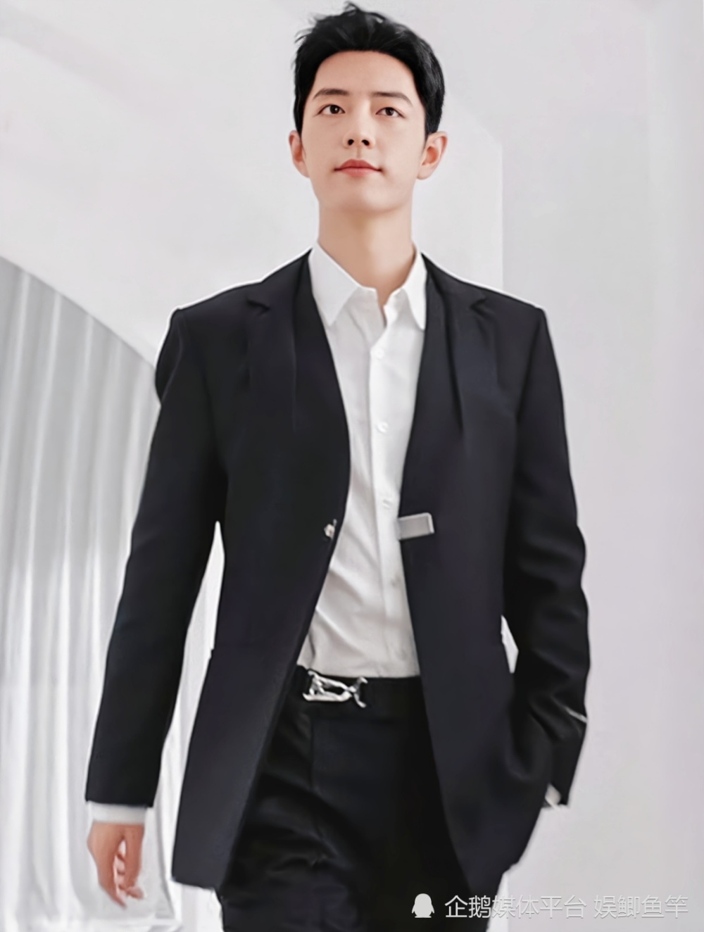 肖战新西装造型惊艳,出演霸总毫无违和感,不愧是内娱黄金单身汉!插图5
