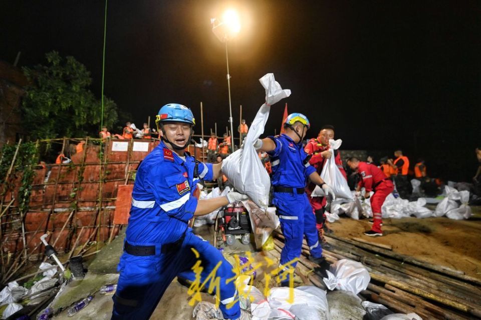 合力抢险直击河南社旗县赵河抢险救灾现场新黄河图集