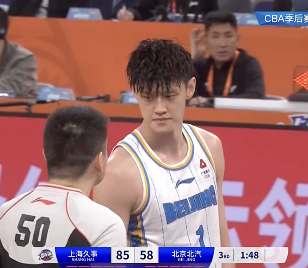 争议cba季后赛生死战又见废人动作任骏威垫脚曾凡博吃违体