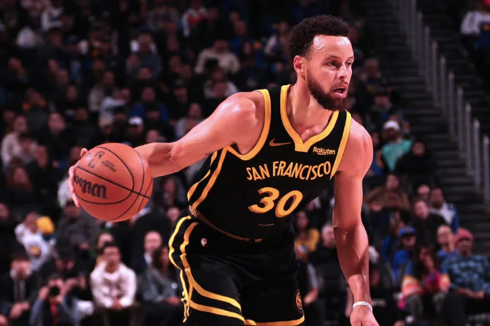 库里逼宫交易必须思考自己的未来