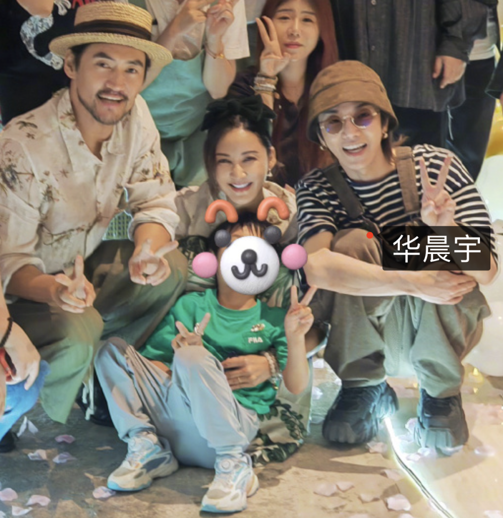 袁弘张歆艺办party庆祝结婚8周年,两人甜蜜拥吻,华晨宇低调现身