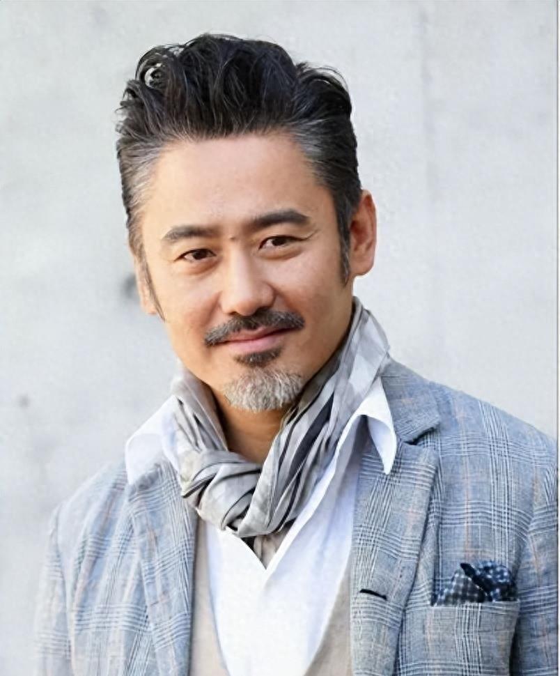 "出轨门"5年后,吴秀波回到妻子身边,仍是雅痞大叔依旧很潇洒