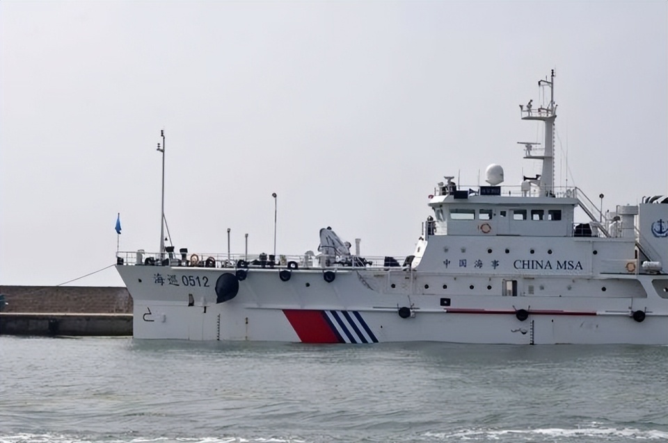 大陆海警对台游轮登检,执法船环金门航行,台军方认怂不介入_腾讯新闻