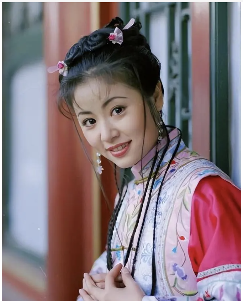 偶遇48岁林心如夫妇逛街，两人穿着反差大，小细节暴露两人感情状态-腾讯新闻