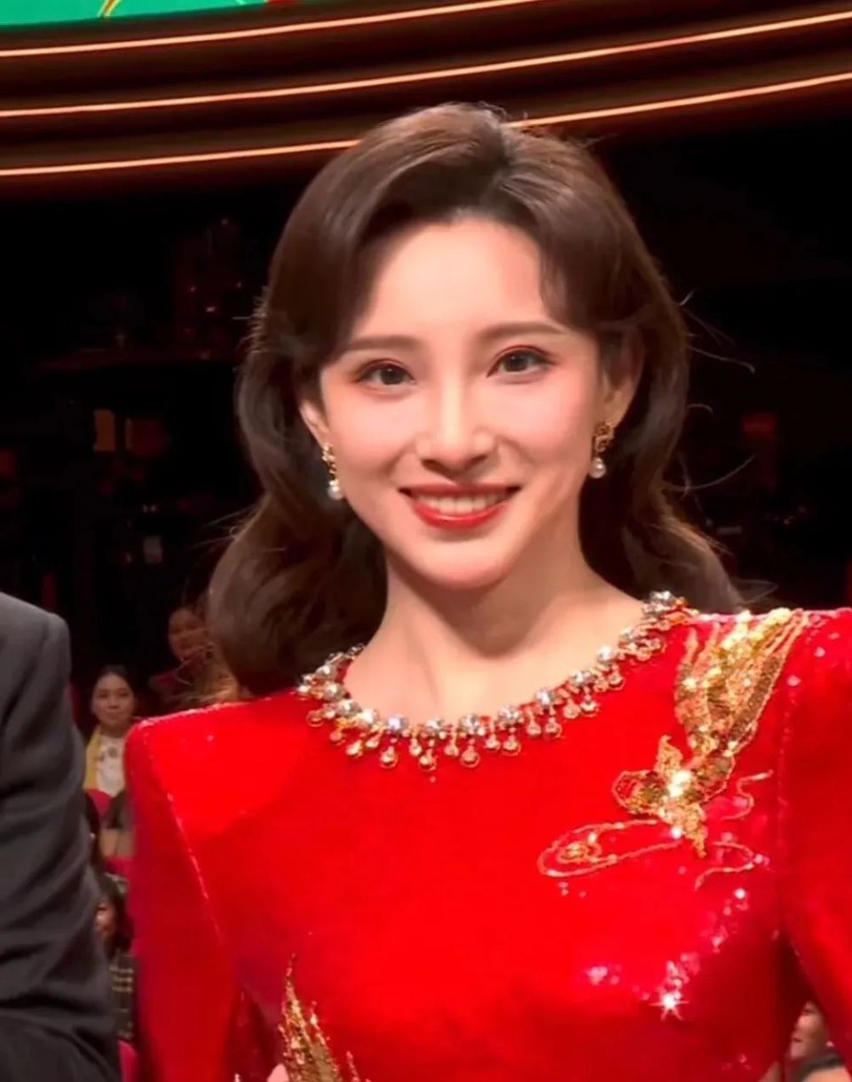 2024春晚主持团:马凡舒3套华服让人惊艳,龙洋富贵,撒贝宁好接地气