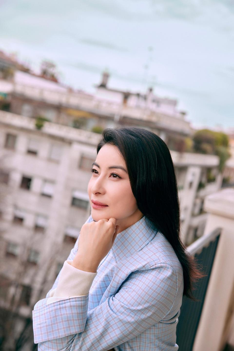 42岁郭晶晶亮相米兰时装周,优雅大气不摆高架子,用英文侃侃而谈