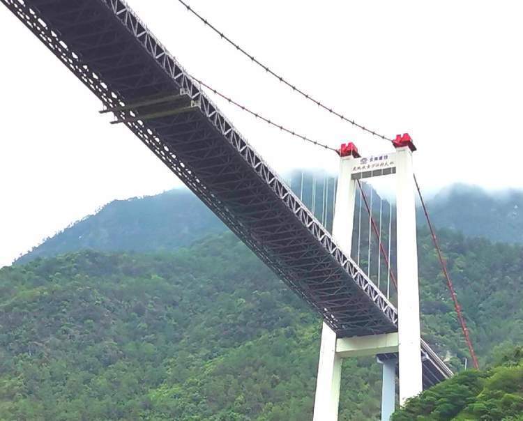 峡谷距离丽江市市区80千米,峡谷在金沙江上游,全长17千米,迂回道路25