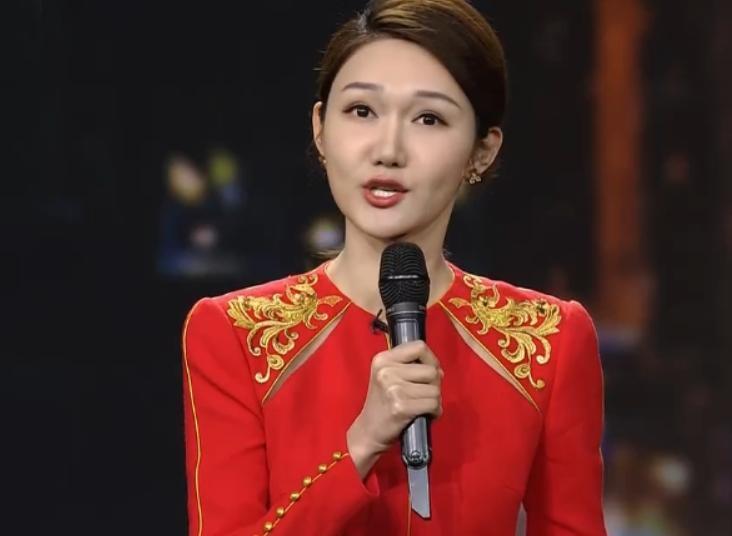 她们俩在春晚舞台担任主持人的时间都不长,像龙洋是2021年首次登上