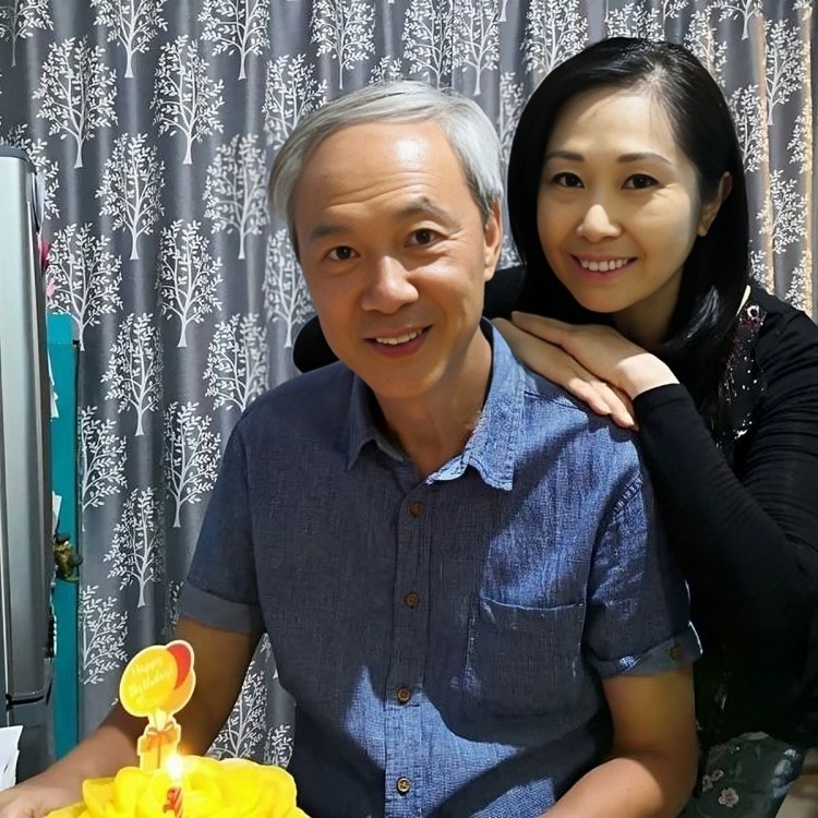 吴香伦比他小了四岁,年轻的时候是以歌手身份出道,后来转型成为演员.