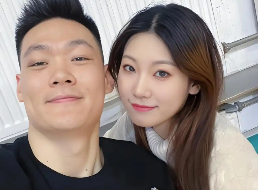 熬出头了！张宁妻子炫爱马仕包+名贵手镯 曾辞央企工作当家庭主妇