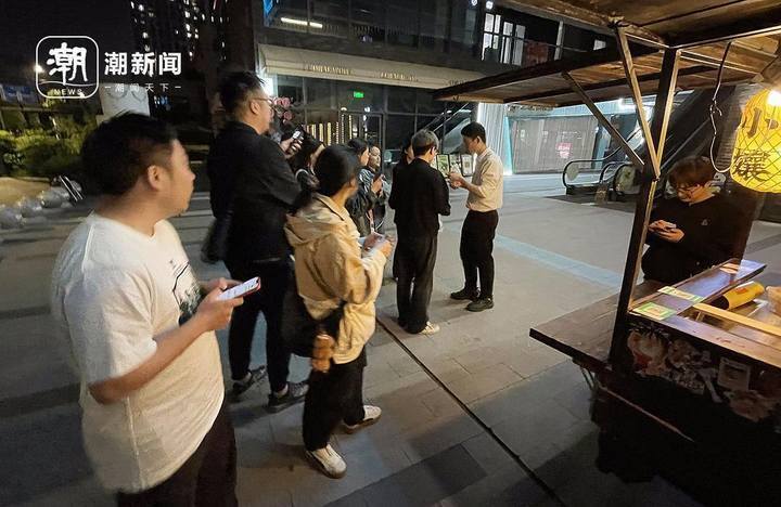 杭城东两夜宵摊走红,野生会员制,想吃入群,取号加排队