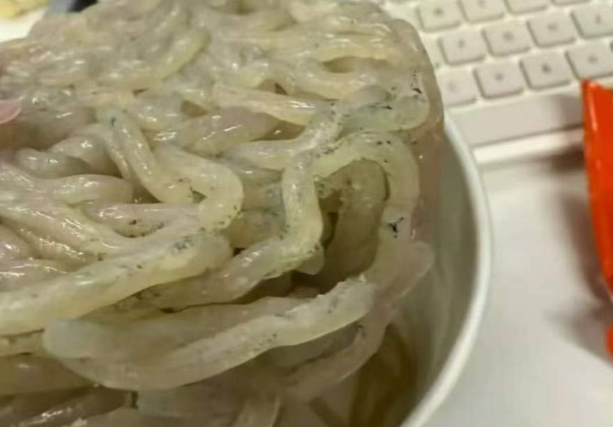 麻六記菜品混入塑料袋被罰，年內已有預製產品因發霉大規模下架 - 