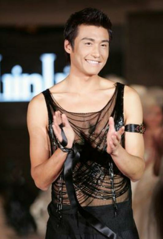 但这性感有时候也跟身材好坏没多大关系,模特出身的胡兵,穿起透视装来