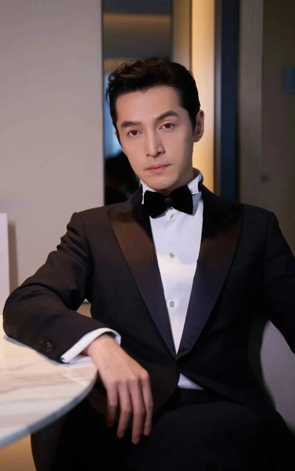 最近胡歌的粉丝们因为胡歌工作室迟迟没有新的活动图片而感到有些不满