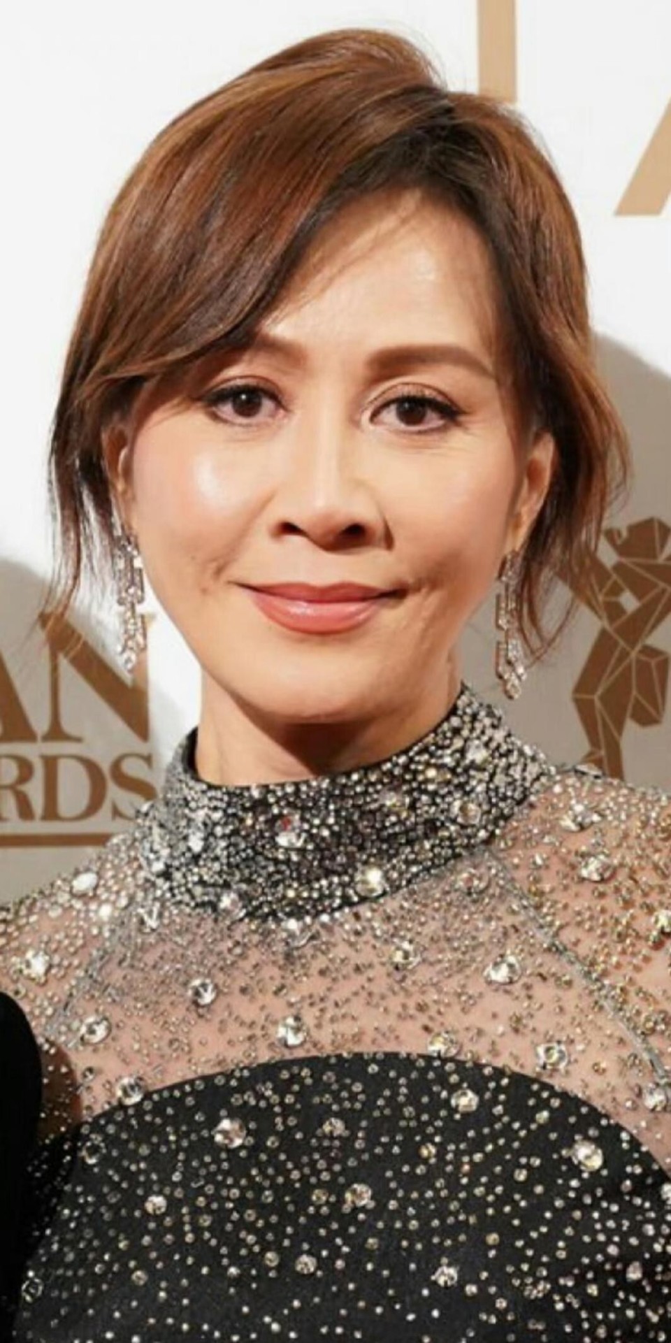 但也有像刘嘉玲这样,戏里很女神,戏外变蔡明的女明星,随着年龄的增长