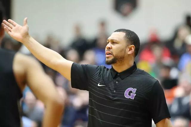 五,传奇永存,黄曼巴不朽虽然布兰登-罗伊的职业生涯并不长,但他所取得