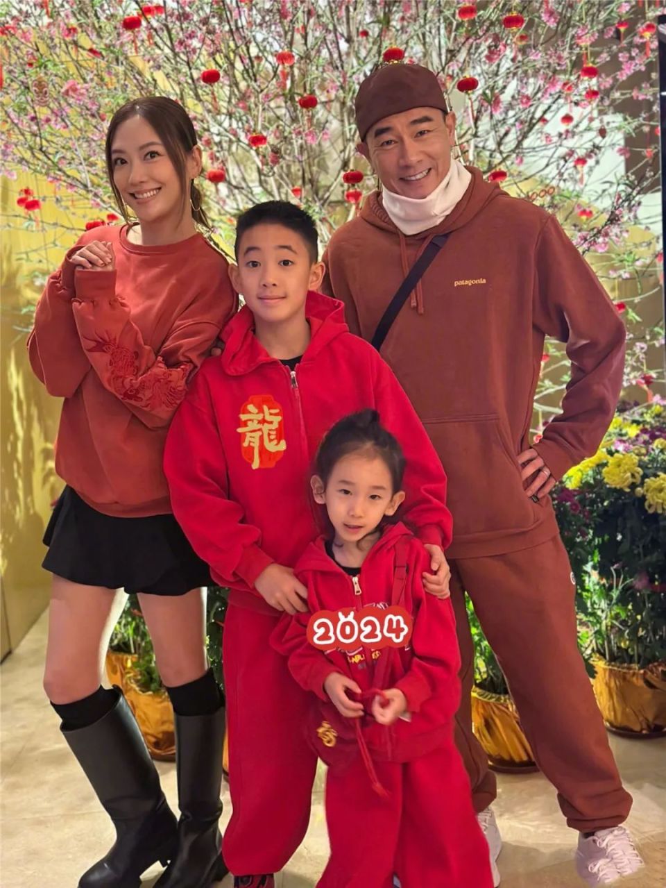 应采儿带儿子坐过山车hoho高马尾发型很帅气和父亲陈小春共用一张脸