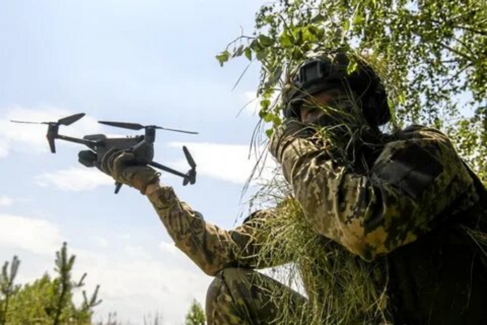 首先,俄罗斯从土耳其和伊朗购买的无人机简单且便宜,这些无人机摧毁了