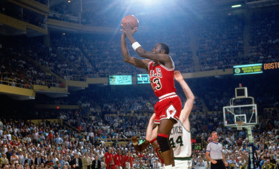 乔丹13次打进季后赛拿6冠,剩下7次都输给谁了?当时乔丹表现如何