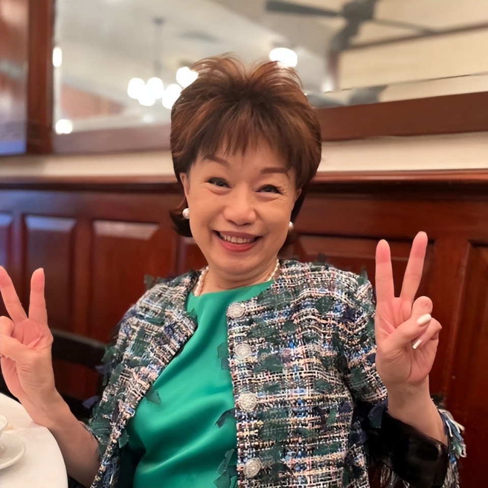 小编看来,程可为年轻时有颜值有演技,敢闯敢拼;中年时有头脑有眼光