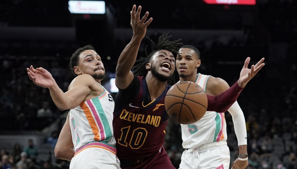 5次助攻,是球队的中轴和发动机,当他在场时,骑士进攻端每百回合能多得