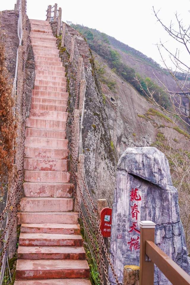 桂林丹霞八角寨中国最美七大丹霞之一因主峰有八个翘角而得名