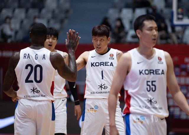 这一支韩国男篮,实际上已经是韩国能派出最强阵容了,大量的老将迎来