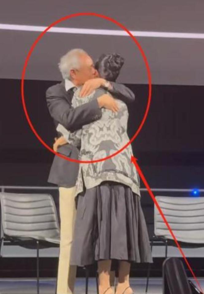 章子怡现身洛杉矶，穿道袍脸又黑又皱，被李安抱怀里亲吻脸蛋