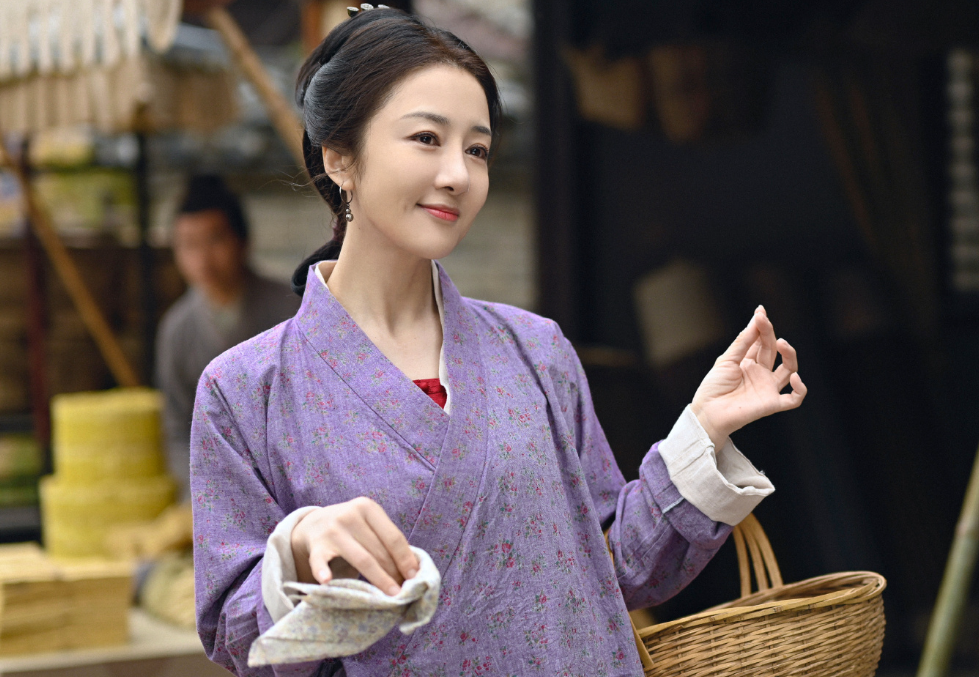 42岁李依晓低调结婚,去年嫁47岁摄影师罗攀,两人甜蜜生活照曝光