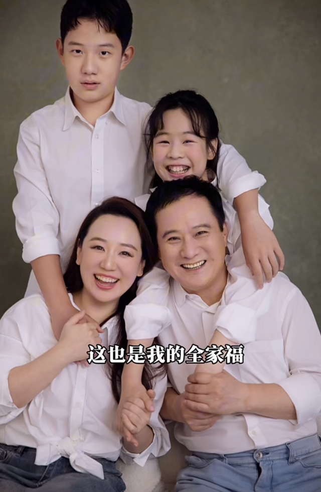 关凌晒家庭合照，老公长相端正，儿女长得好看个还高，太幸福了_腾讯新闻