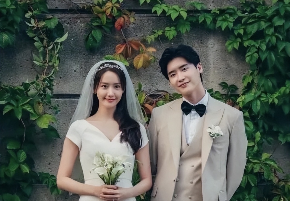 李钟硕iu恋情曝光两人的恋爱痕迹被扒李钟硕曾当众向女方表白