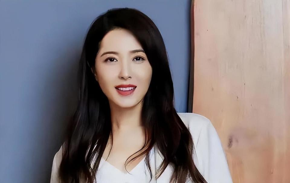 而曾黎的美就不像是章子怡的美貌一样受到质疑,甚至,她的中戏同学说