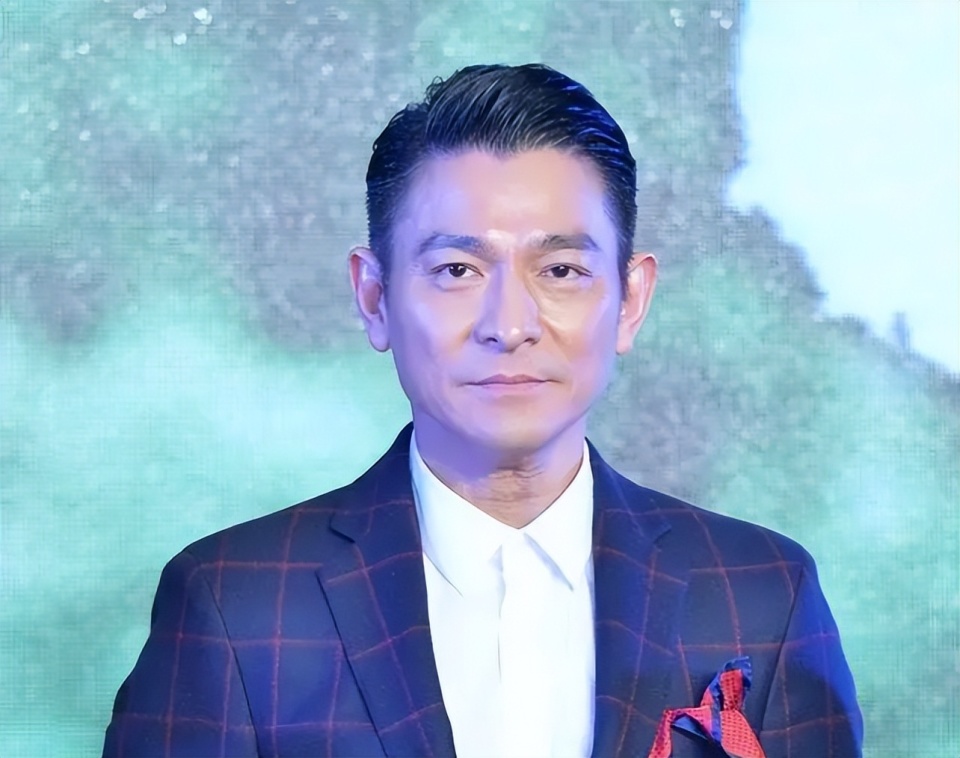 演戏还得看老戏骨,刘德华戏龄42年,敬业精神无人能敌_腾讯新闻