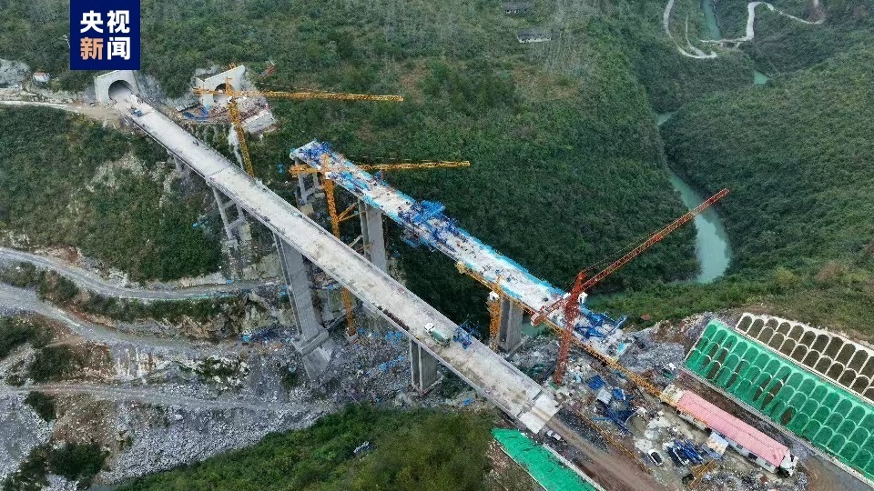 渝湘复线高速董河大桥主桥顺利合龙_腾讯新闻
