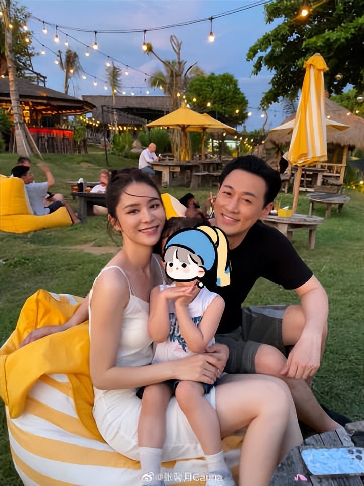 林峯老婆晒近照,穿娜扎同款辣妹裤秀马甲线,被群嘲很"lou"