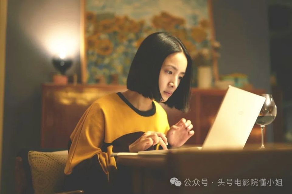 虽然都是人到中年,简庆芬相夫教子,张怡静却未婚未育,纹身自在,还有着