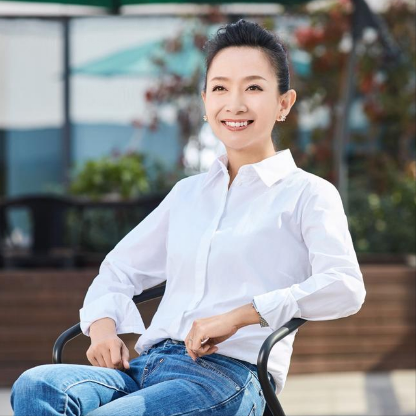 主持人王芳:嫁给大15岁的教授,为婚姻做的一切牺牲都不后悔_腾讯新闻